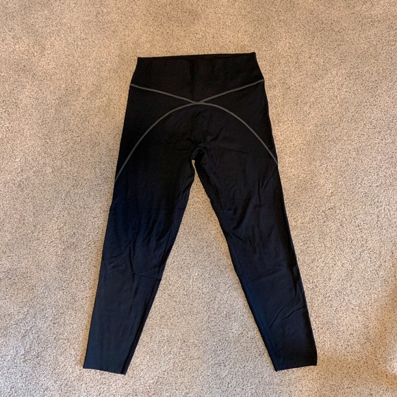 Aerie 7/8 Black Leggings w/ Gray Stitching - Picture 1 of 4